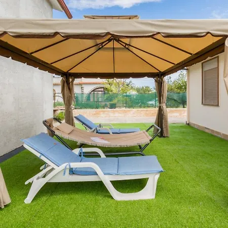 Irene's House Near The Sea With Pool, Parking & Wi-fi بيت للعطل *