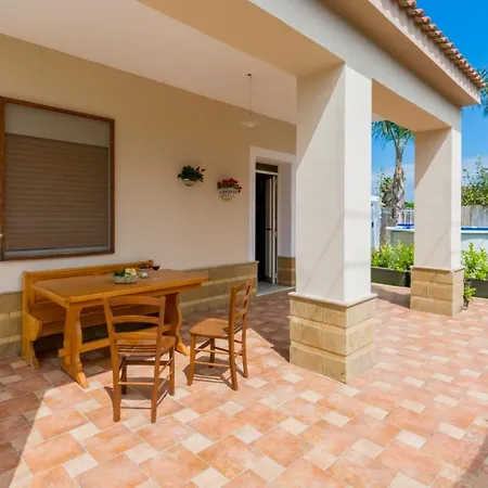 Irene's House Near The Sea With Pool, Parking & Wi-fi بيت للعطل *