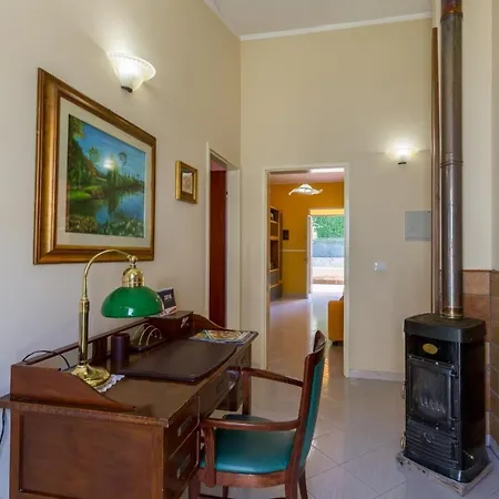 بيت للعطل Irene's House Near The Sea With Pool, Parking & Wi-fi أفولا