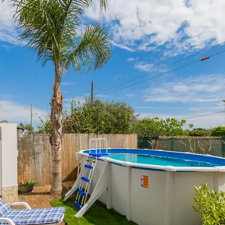 بيت للعطل Irene's House Near The Sea With Pool, Parking & Wi-fi أفولا