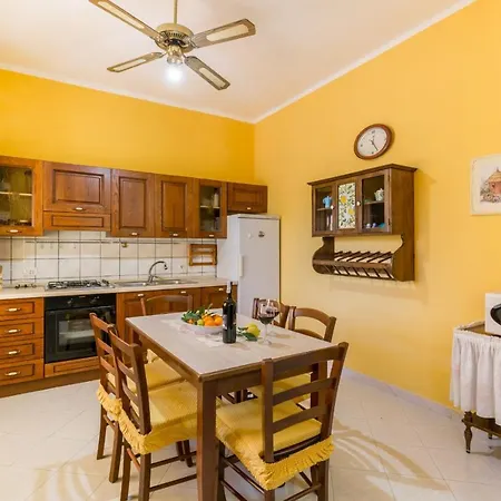 Irene's House Near The Sea With Pool, Parking & Wi-fi بيت للعطل أفولا